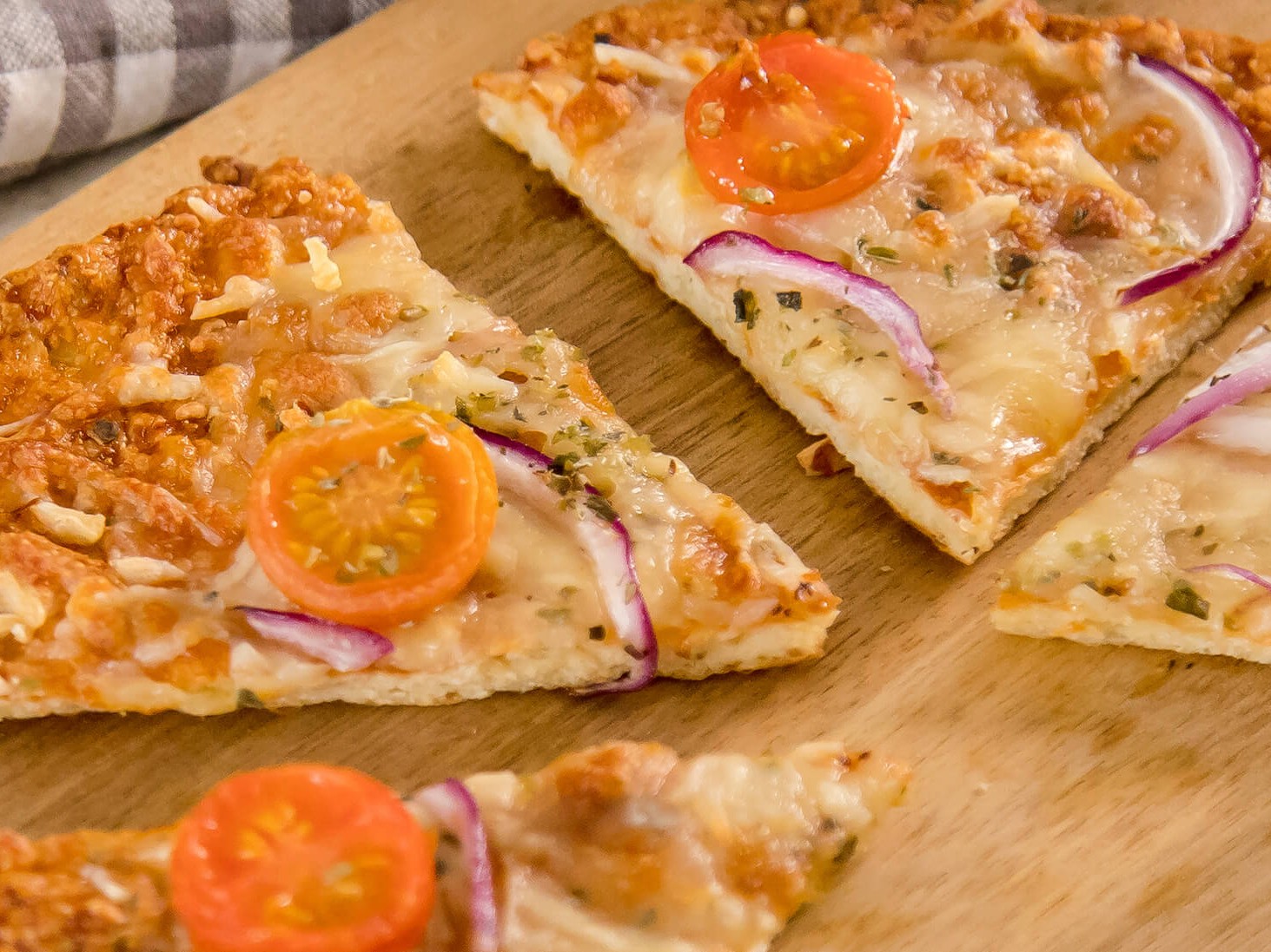 Receta de keto pizza sin gluten con base de pollo – Keto con Laura