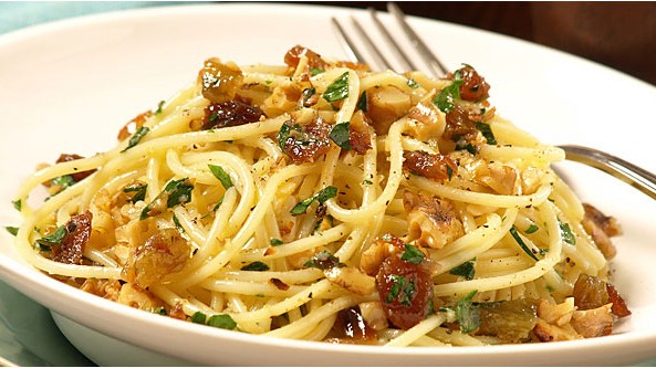 Image of Neapolitan Spaghetti with Walnuts, Garlic and Raisins