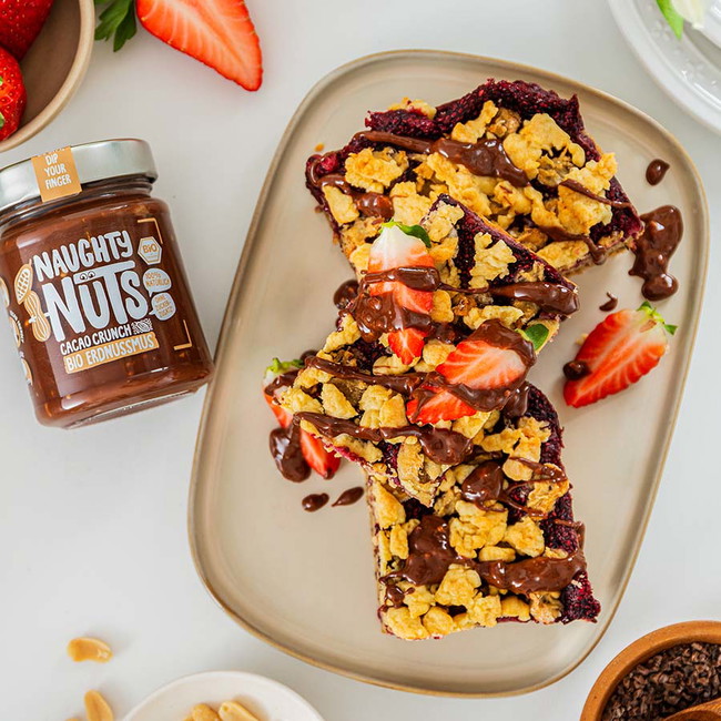 Veganer Erdbeerstreuselkuchen vom Blech mit Naughty Nuts Bio Erdnussmus Cacao Crunch