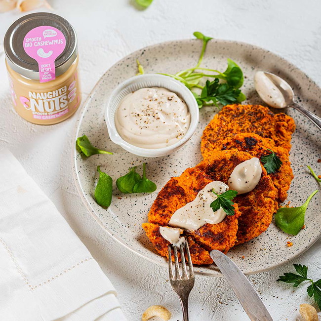 Vegane Möhrenpuffer mit Cashew Dip mit Naughty Nuts Cashewmus Smooth 