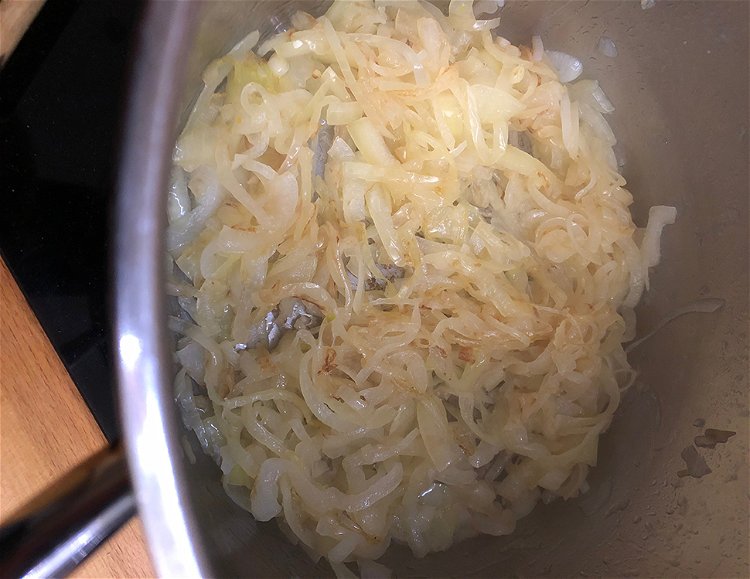 Image of 4 EL Bratöl in einem Topf erhitzen dann zuerst den...