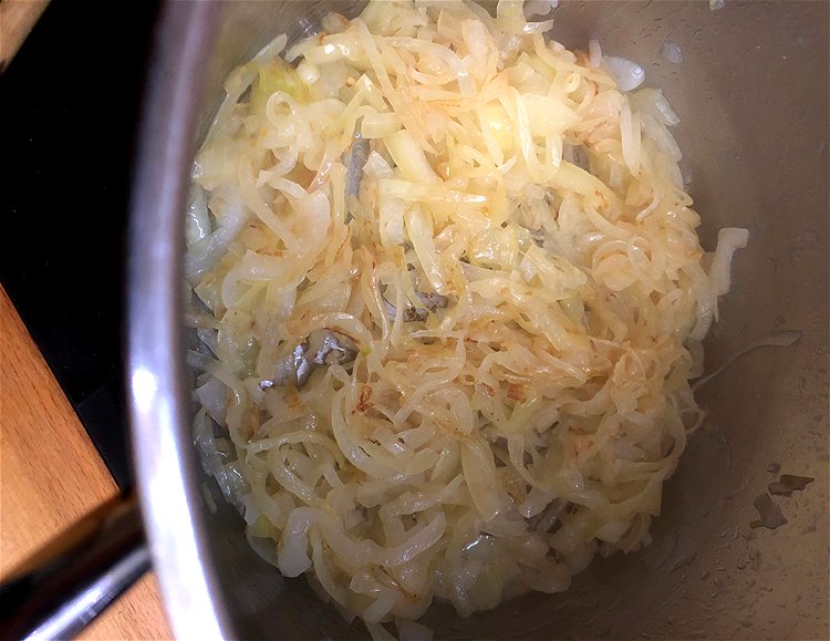 Image of 4 EL Bratöl in einem Topf erhitzen dann zuerst den...