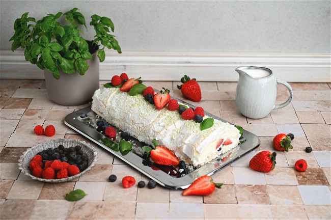 Image of Baiserrolle mit Beeren 