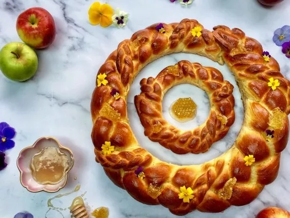 Rosh Hashanah Apple and Honeycomb Challah