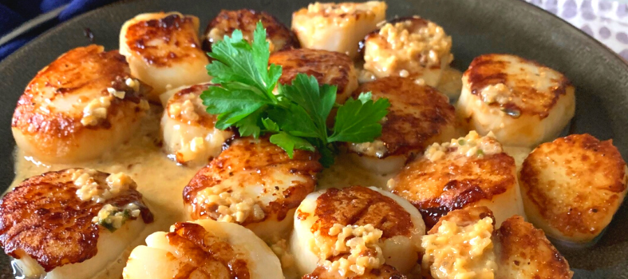Seared Scallops in Creamy Garlic Sauce
