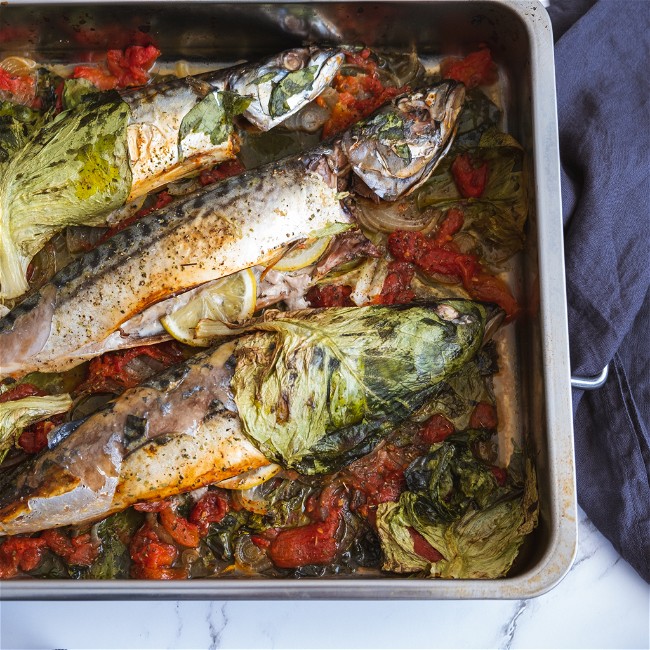 Image of Sgombro al forno in foglia di lattuga - Makrele aus dem Ofen im Salatblatt