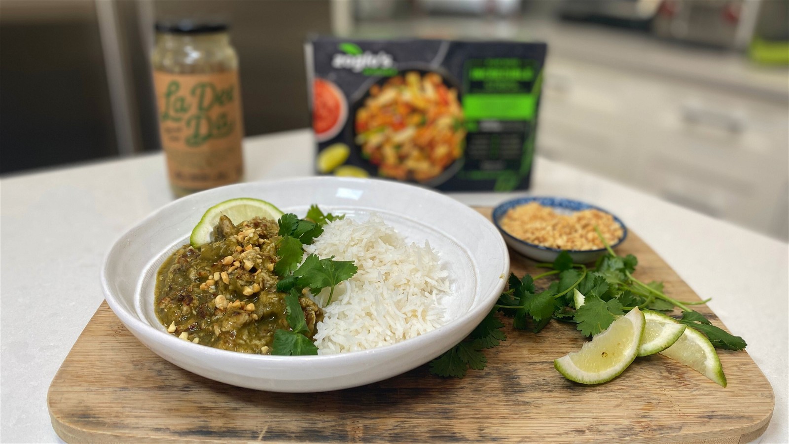 Image de lanières de poulet à base de plantes dans une déesse verte thaïlandaise épicée