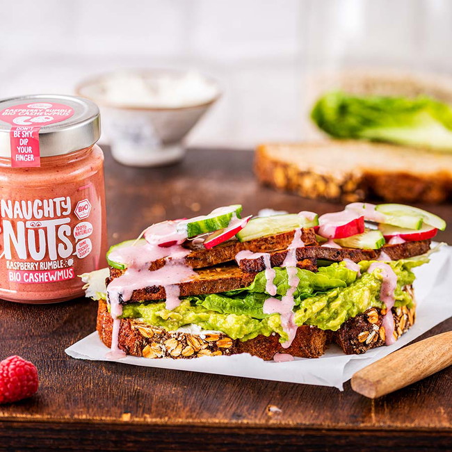 Veganes Sandwich Rezept zum Mitnehmen mit Räuchertofu und Naughty Nuts BIO Cashewmus Raspberry Rumble