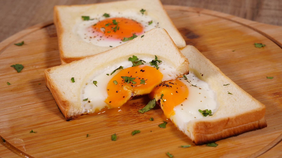 Air fryer Egg in a Hole