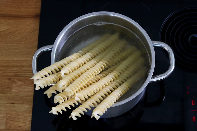 Image of Die Pasta nach Packungsangaben in Salzwasser al dente kochen. 