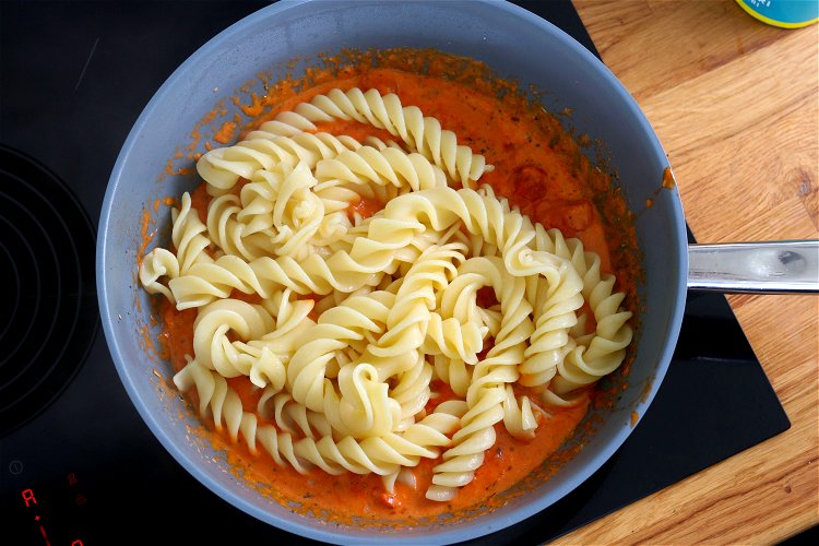 Image of Die Pasta abgießen und anschließend mit in die Pfanne geben....