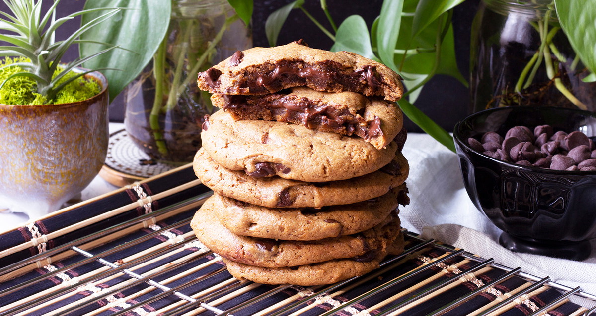 Hazelnut Cacao Stuffed Chocolate Chip Cookies | Vegan
