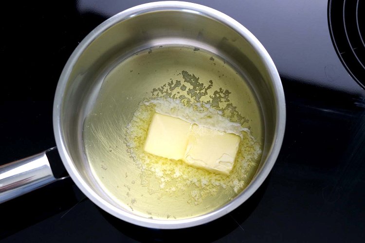 Image of Die Butter in einem kleinen Topf schmelzen. Den Ofen auf...