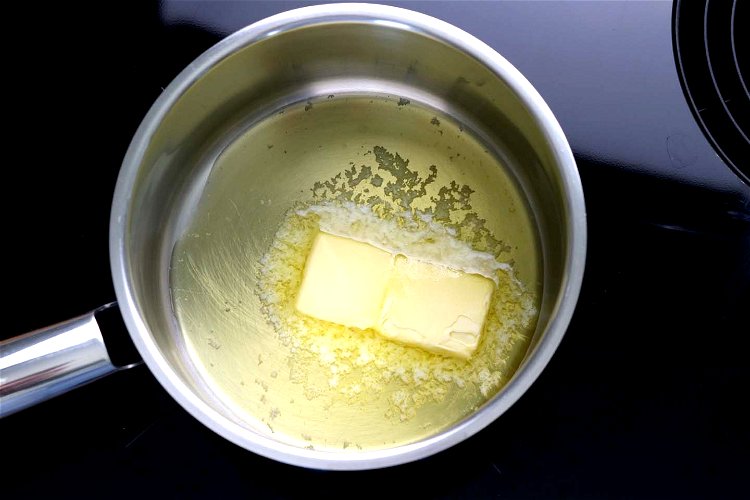 Image of Die Butter in einem kleinen Topf schmelzen. Den Ofen auf...
