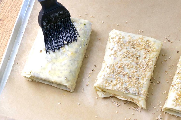 Image of Die Päckchen auf ein mit Backpapier belegtes Backblech legen und...