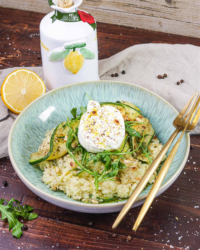 Image of Zitronen-Risotto mit Zucchini, Rucola und Burrata