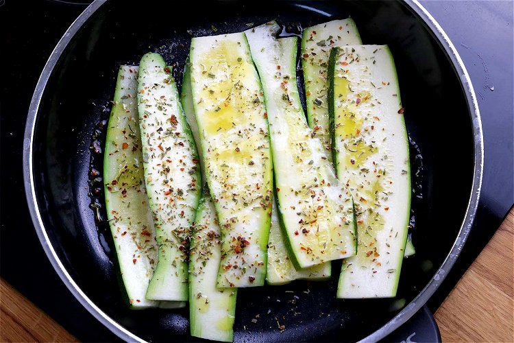 Image of Die Zucchini in etwas Olivenöl weich schmoren. Anschließend mit etwas...
