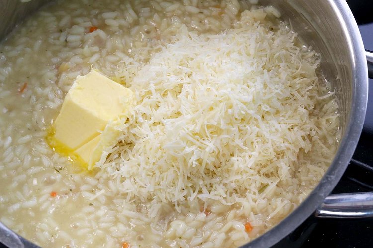 Image of Sobald der Risotto-Reis al dente gekocht ist, werden Butter und...