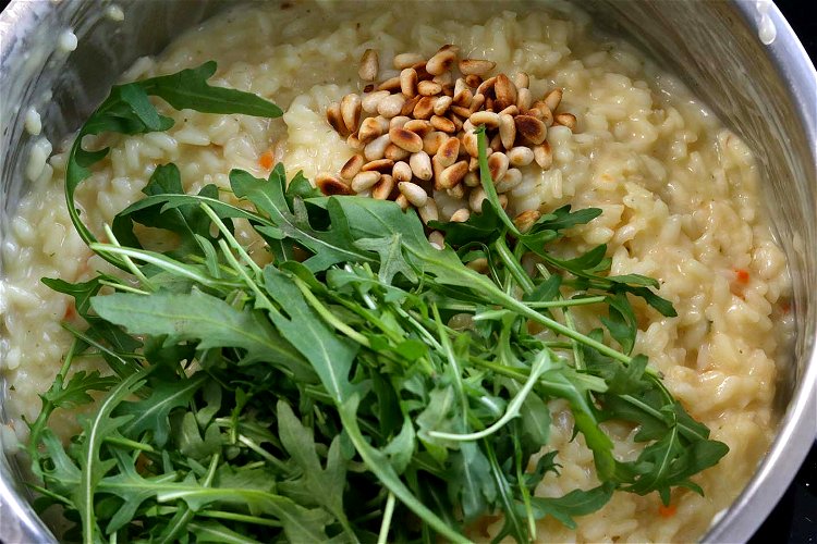 Image of Anschließend die gerösteten Pinienkerne und den Rucola unterheben. Mit Salz...