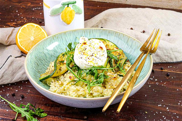 Image of Die Portionen servieren und mit jeweils einem halben Burrata toppen....