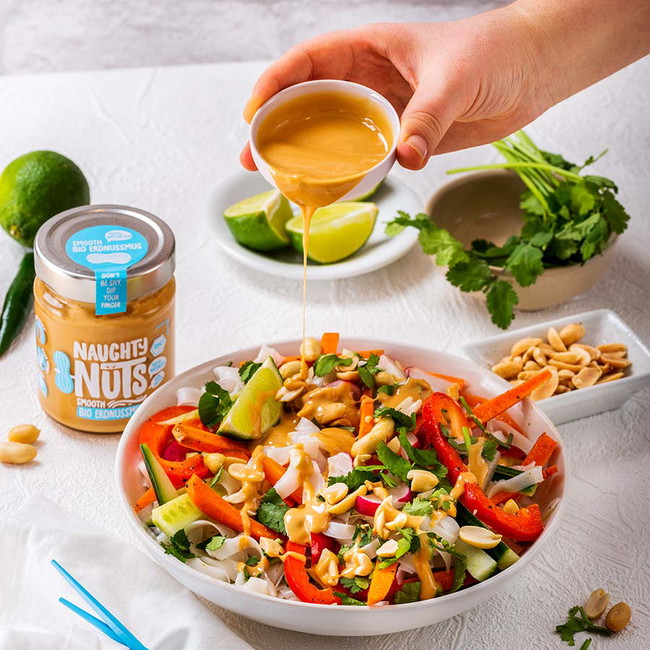 Veganer asiatischer Nudelsalat mit Naughty Nuts BIO Erdnussmus Smooth