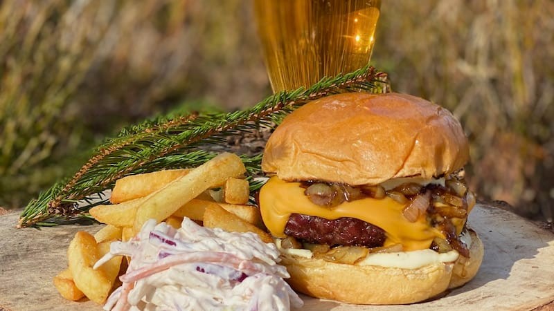 Image of Wild-Burger mit Whiskyzwiebeln und Whiskydressing 