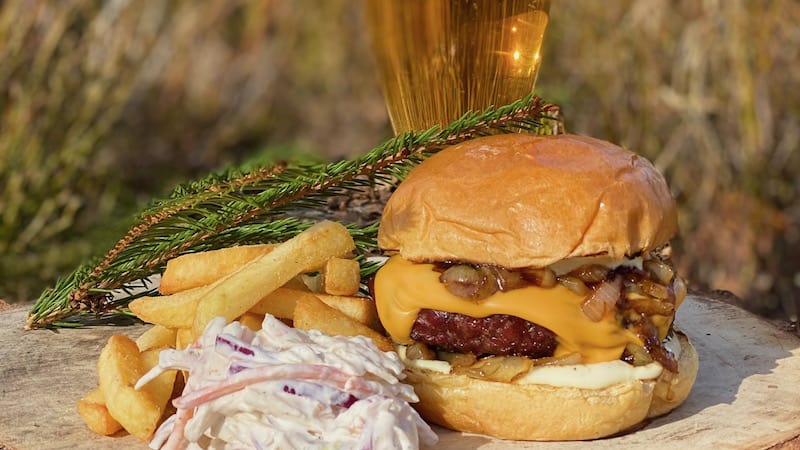 Björnburgare med whiskylök och whiskydressing