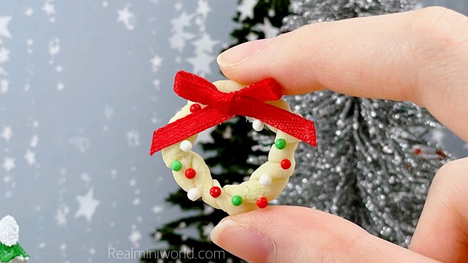 Image of Tiny Food Recipe: Tiny Lime Butter Cookie Wreaths | Miniature cooking at the mini kitchen