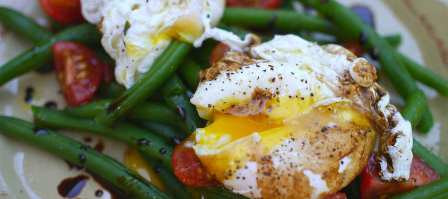 Poached Eggs over Green Bean Salad a Lean and Green Recipe