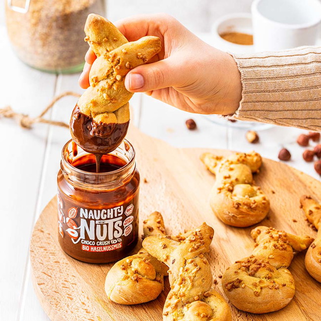 Vegane Osterhasen aus Hefeteig mit Naughty Nuts BIO Choco Crush