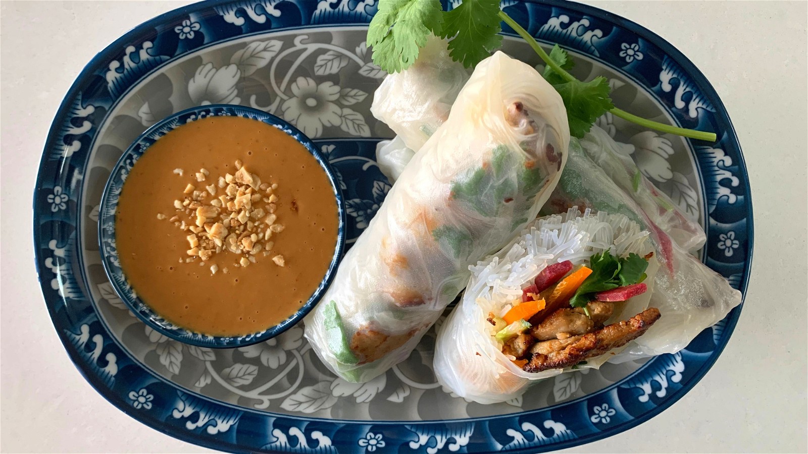 Image de rouleaux de papier de riz au poulet à base de plantes vietnamiennes avec sauce épicée aux arachides