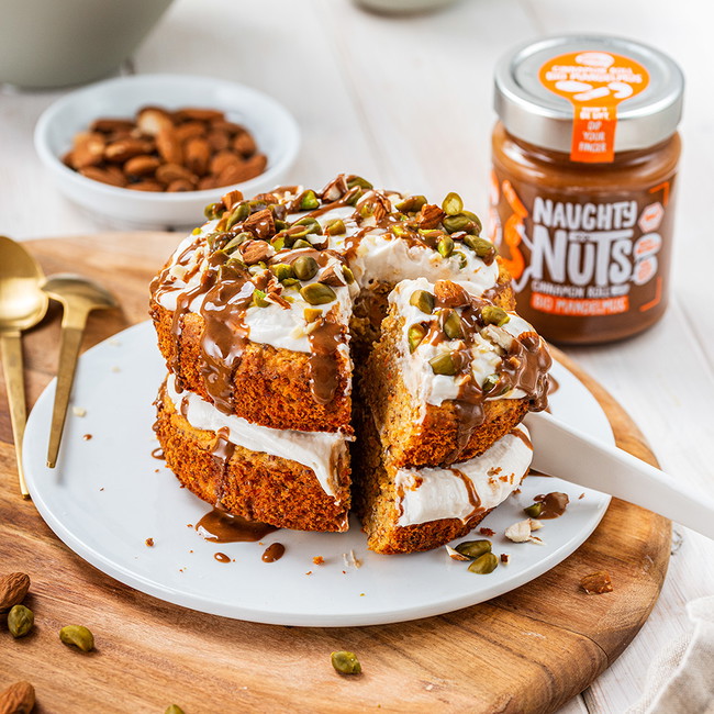 Veganer Rüblikuchen mit Naughty Nuts BIO Mandelmus Cinnamon Roll und Naughty Nuts BIO Cashewmus Smooth