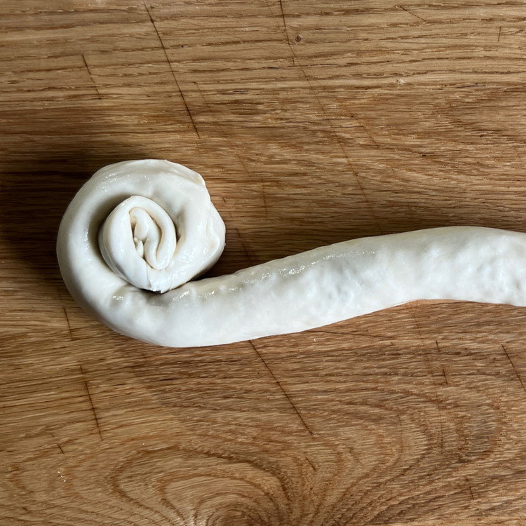 Image of Coil the rope around itself to make a snail and leave it to rest for about 1 hour again, covered to prevent drying.