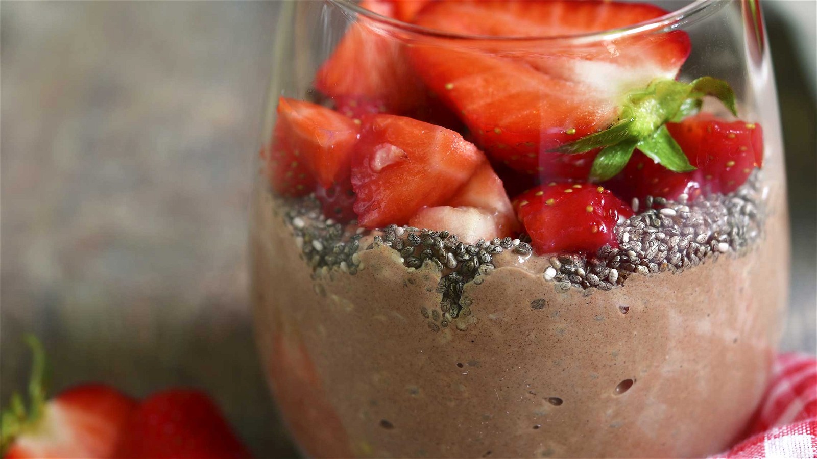 Image of CAROB MOUSSE WITH STRAWBERRIES