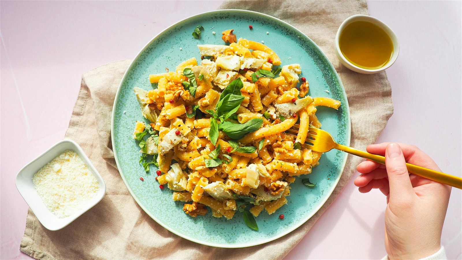 Image of Rigatoni mit Parmesan-Tahini-Soße und Walnüssen