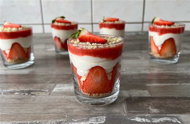 Image of Erdbeer-Dessert im Glas