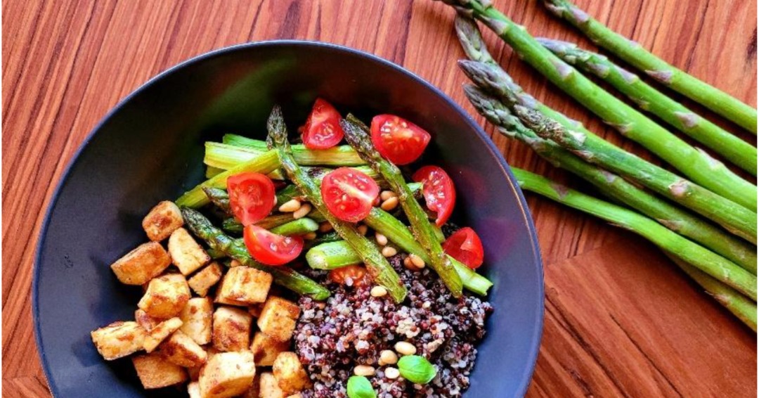 Image of Quinoa Bowl with green asparagus