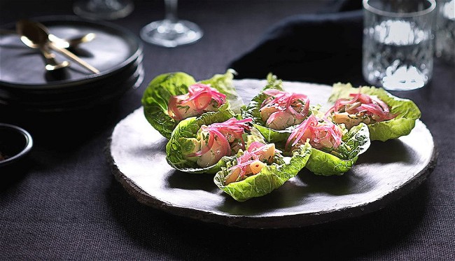 Image of Ceviche av kamskjell med syltet rødløk og avokado