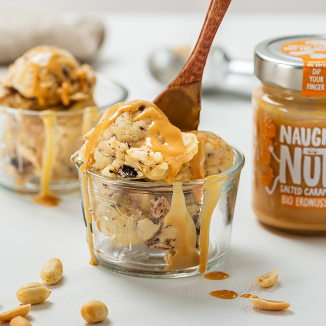 Veganer Cookie Dough mit Naughty Nuts BIO Erdnussmus Salted Caramel 