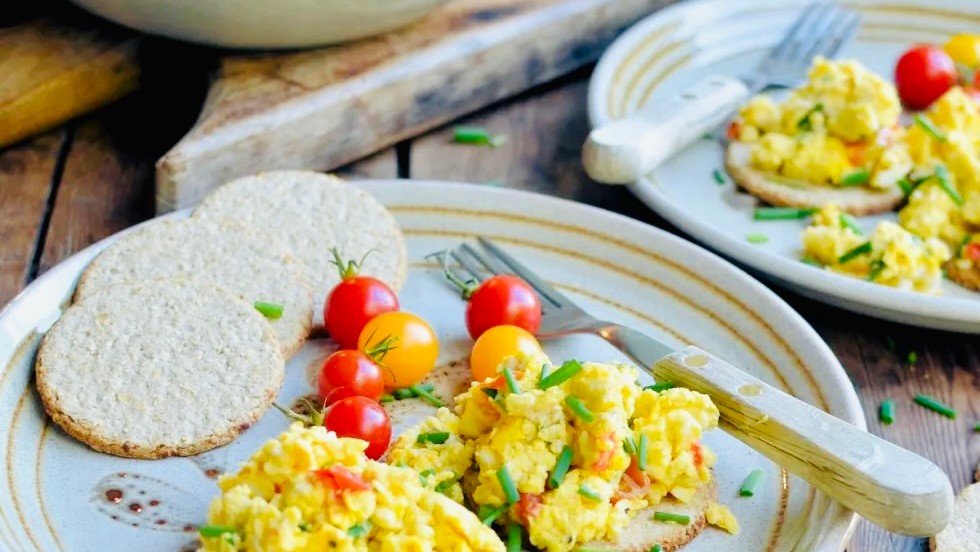 Image of SCRAMBLED EGGS WITH CHIVES