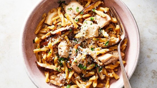 Image of CREAMY PASTA WITH CHICKEN & MIMOLETTE