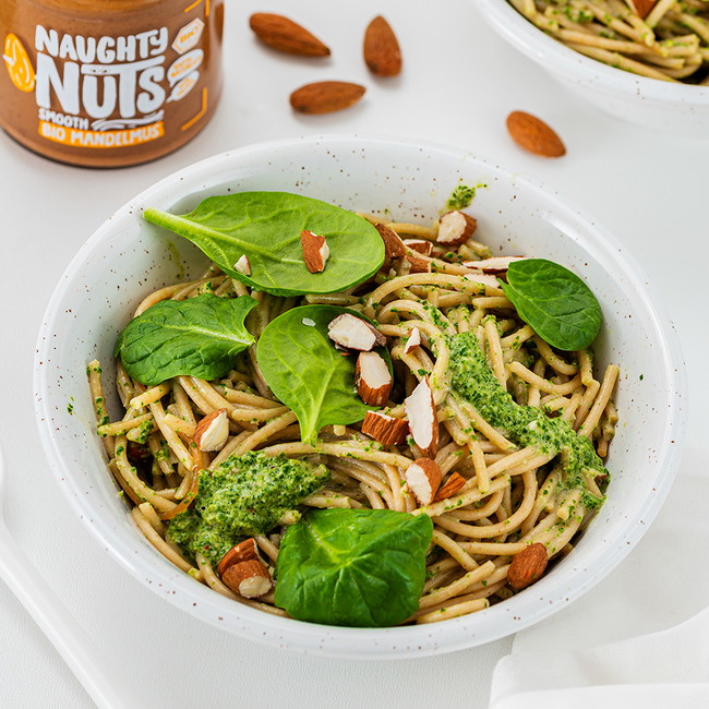 Veganes Pastagericht mit Mandel-Spinat-Pesto und Naughty Nuts BIO Mandelmus Smooth und Naughty Nuts BIO Cashewmus Smooth