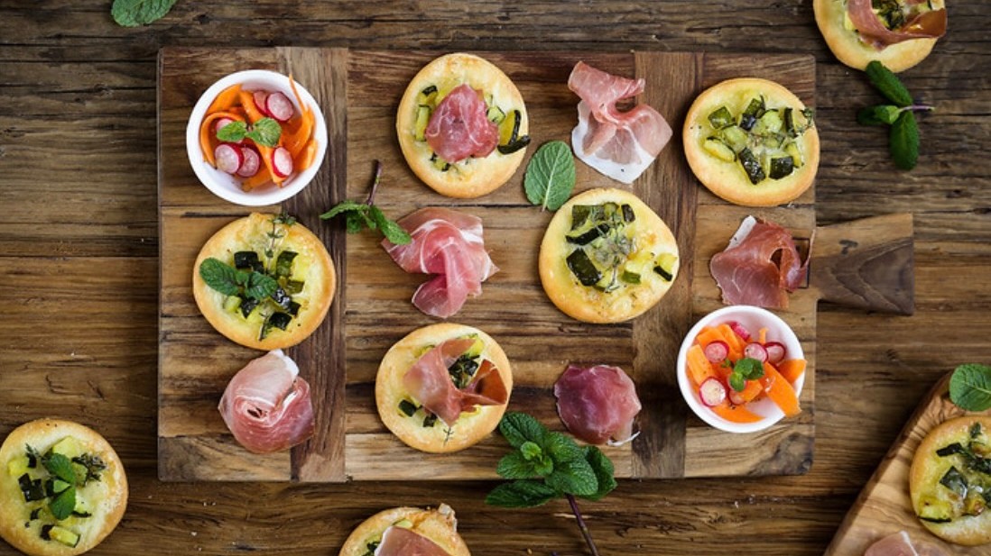 Image of MINI GREEN PIZZAS WITH PROSCIUTTO DI PARMA