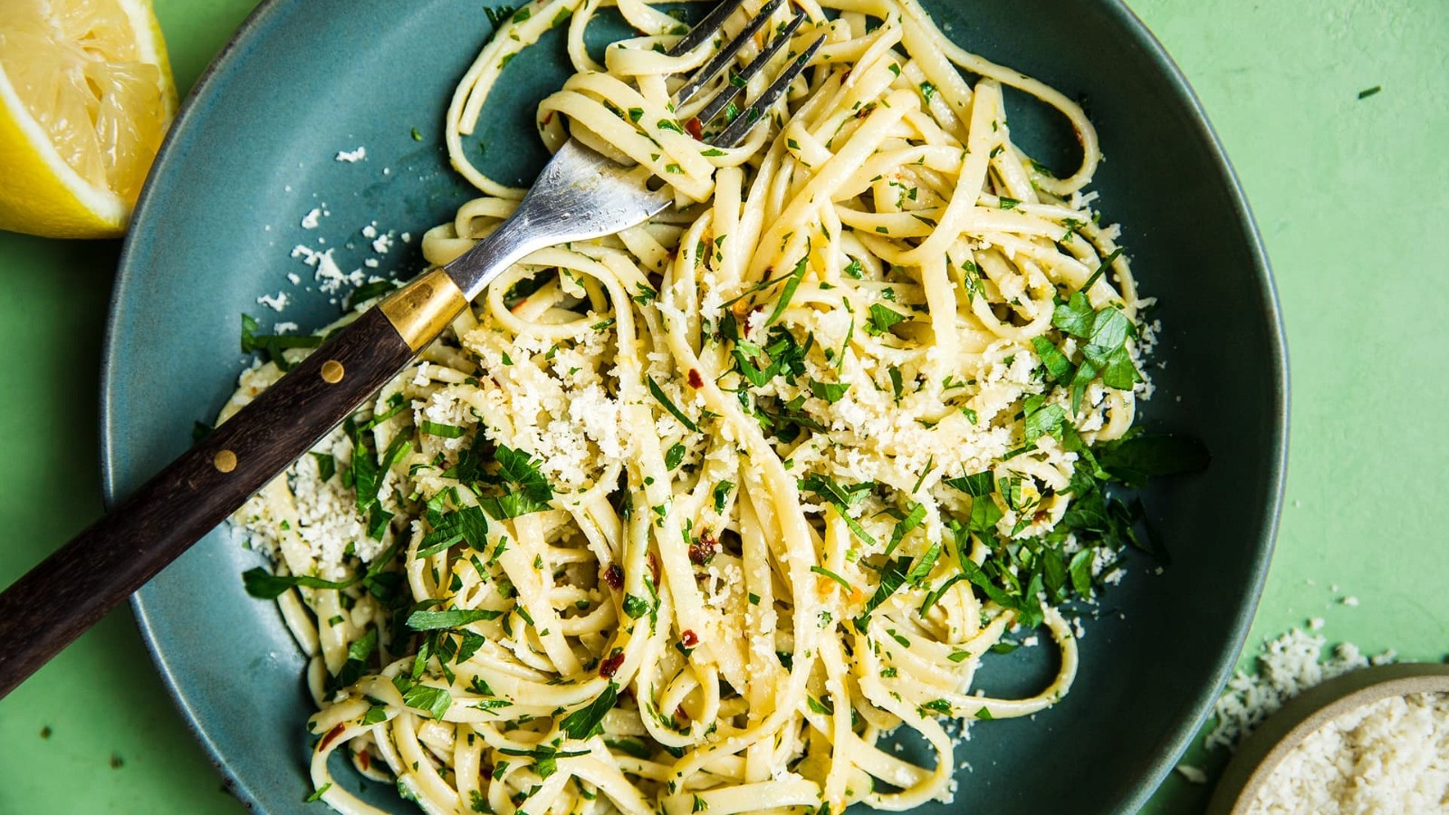 Image of Linguini con salsa de ajo y limón