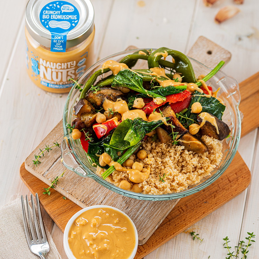 Geröstetes Gemüse mit Couscous und Erdnussmus Crunchy