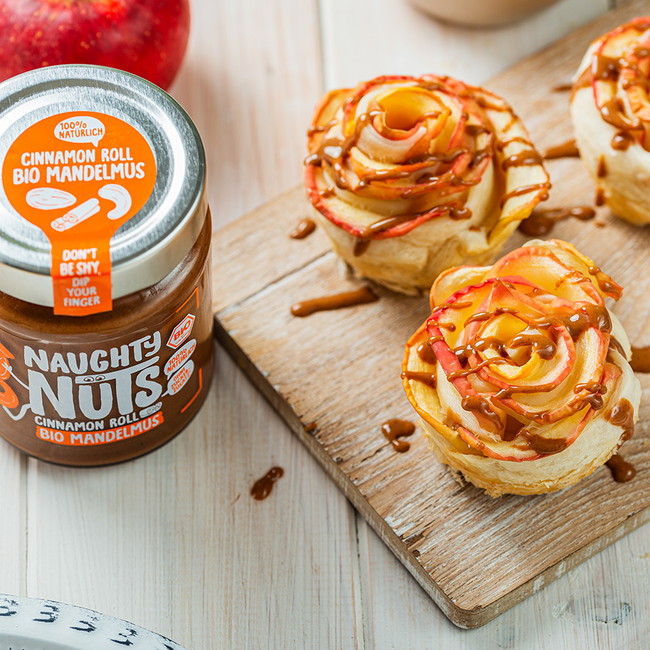 Vegane Apfelrosen-Muffins mit Naughty Nuts BIO Mandelmus Cinnamon Roll