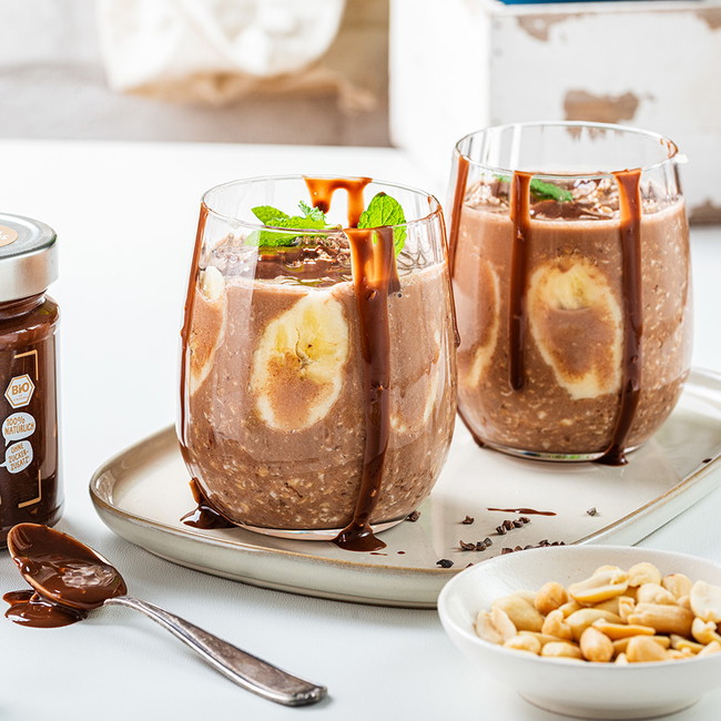 Vegane Overnight-Oats mit Naughty Nuts BIO Erdnussmus Cacao Crunch