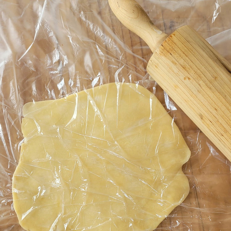 Image of Die Hälfte vom Teig zwischen Frischhaltefolie auswallen