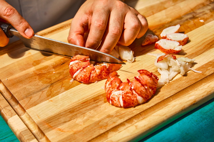 Image of Après ces 15 minutes, détachez la queue et les pinces de la tête et décortiquez le homard pour récupérer la chair.