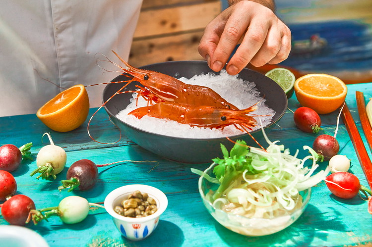 Image of À l'aide d'un économe, faites de fines lamelles de céleri et de rhubarbe. Plongez-les dans de l'eau froide avec des glaçons. Mettez le tout au réfrigérateur pour au moins 1h afin de rendre ces crudités bien croquantes.Réservez.